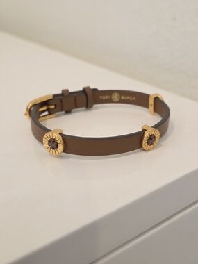 Brand New Tory Burch Brown Leather Gold Tone Logo Single Wrap Bracelet